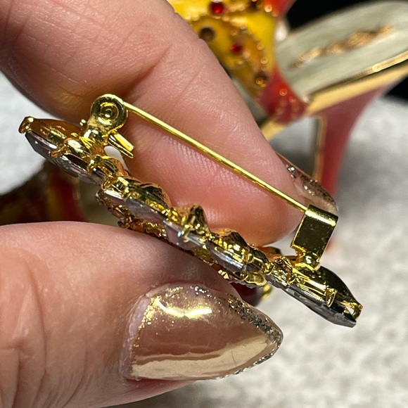 Ruby red fashion pin for coat jacket or blazer -new - Picture 5 of 9